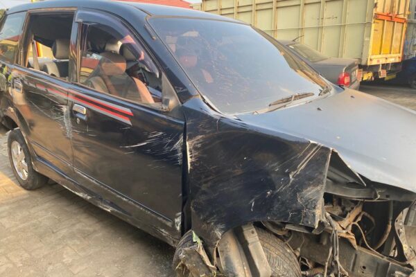 Mobil Bekas Tabrak Tangerang
