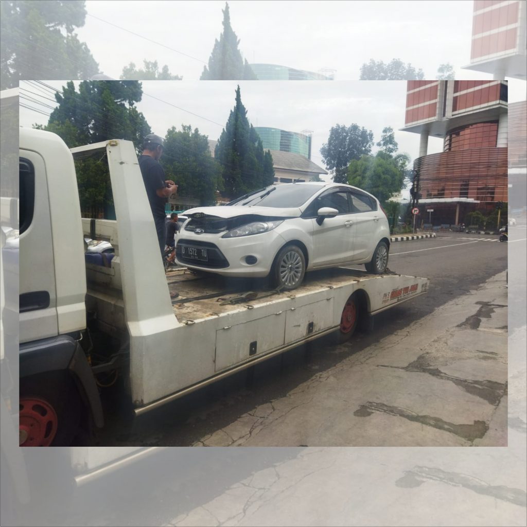 Mobil Bekas Nabrak Cirebon