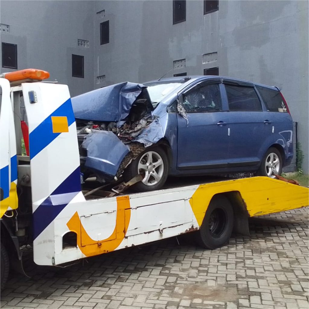 Siap Angkut Mobil Tabrak Bogor