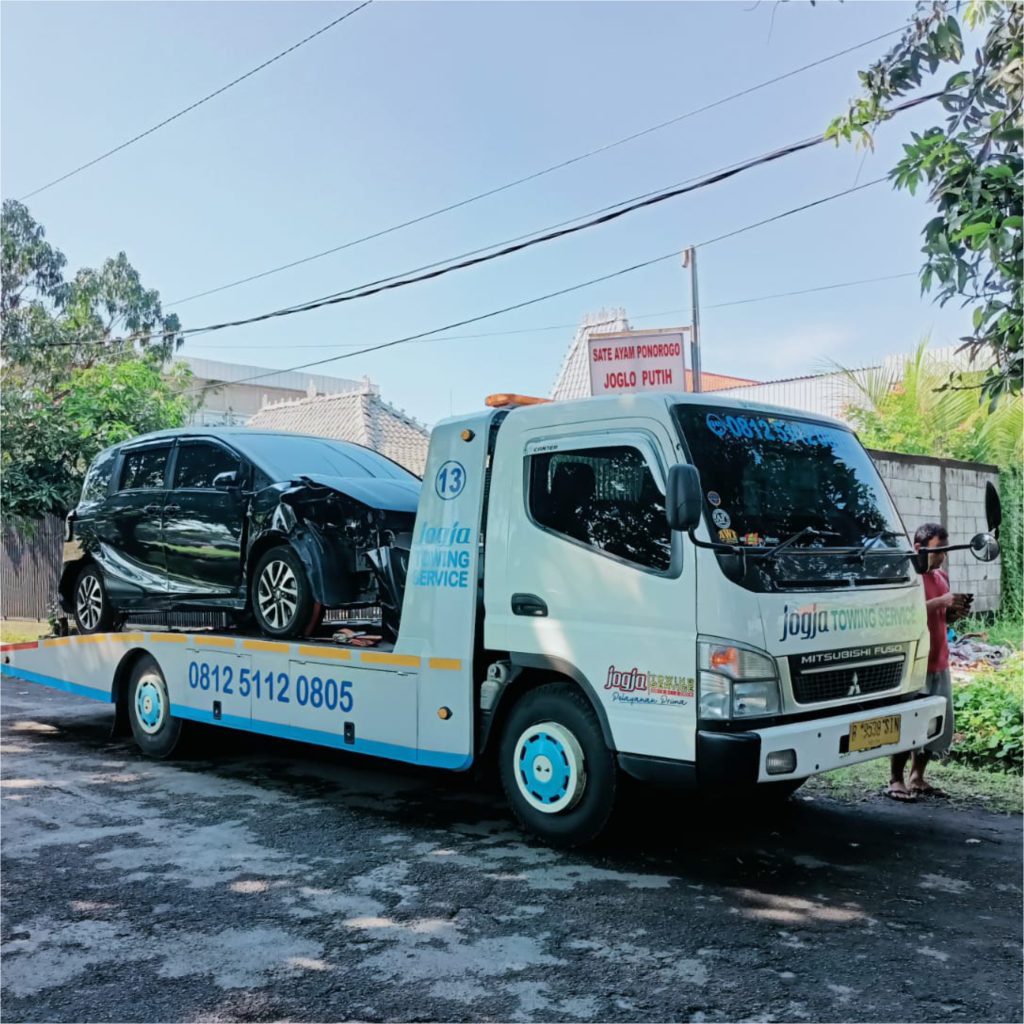 Terima Mobil Tabrakan Madura