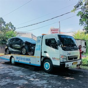 Terima Mobil Tabrakan Madura