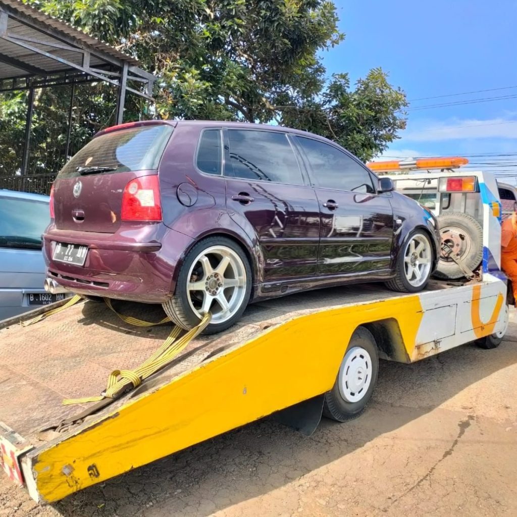 Mobil Bekas Tabrakan Kuningan