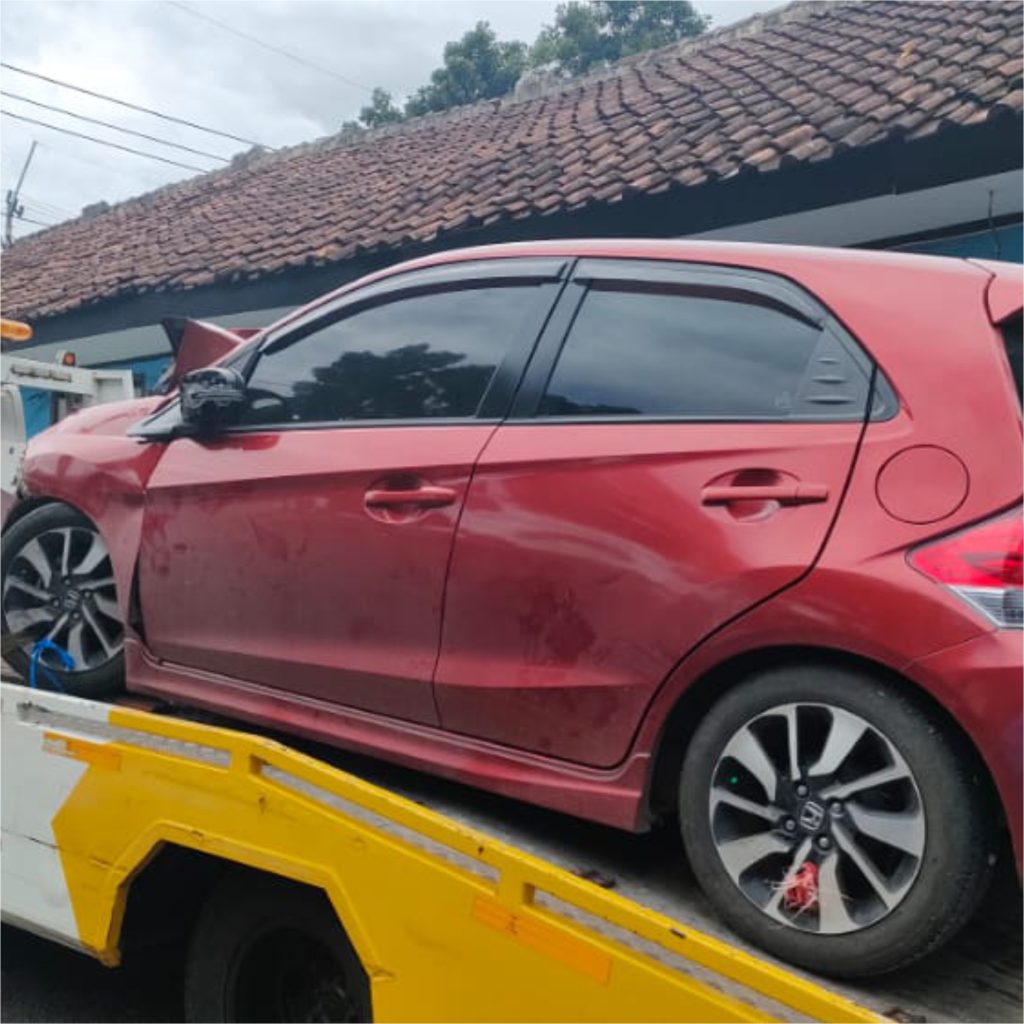 Lelang Mobil Tabrak Perusahaan Terdekat